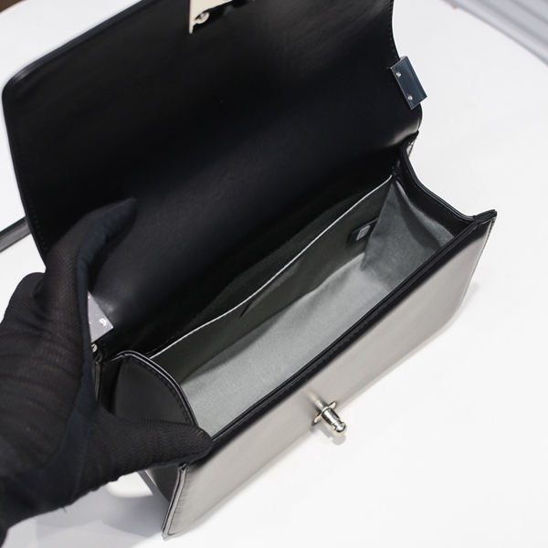 シャネルバッグ着用イメージ